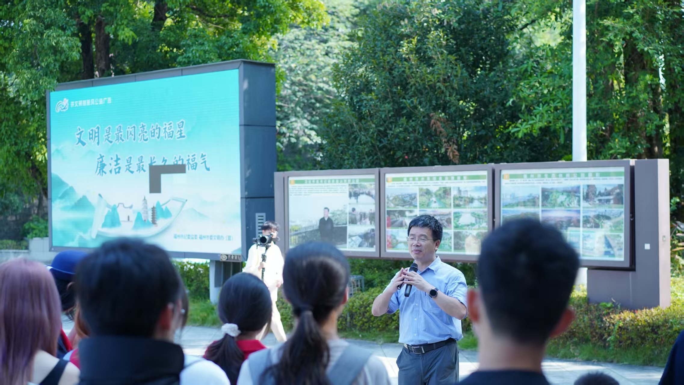 王文奎老师带领队伍在福康广场开启课堂