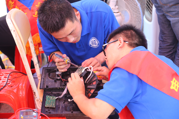 福州大学电气学院实践队在上杭县城为居民修理电器1