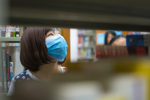 榕榕在四楼书架旁寻找喜欢的书刊 洪磊摄1