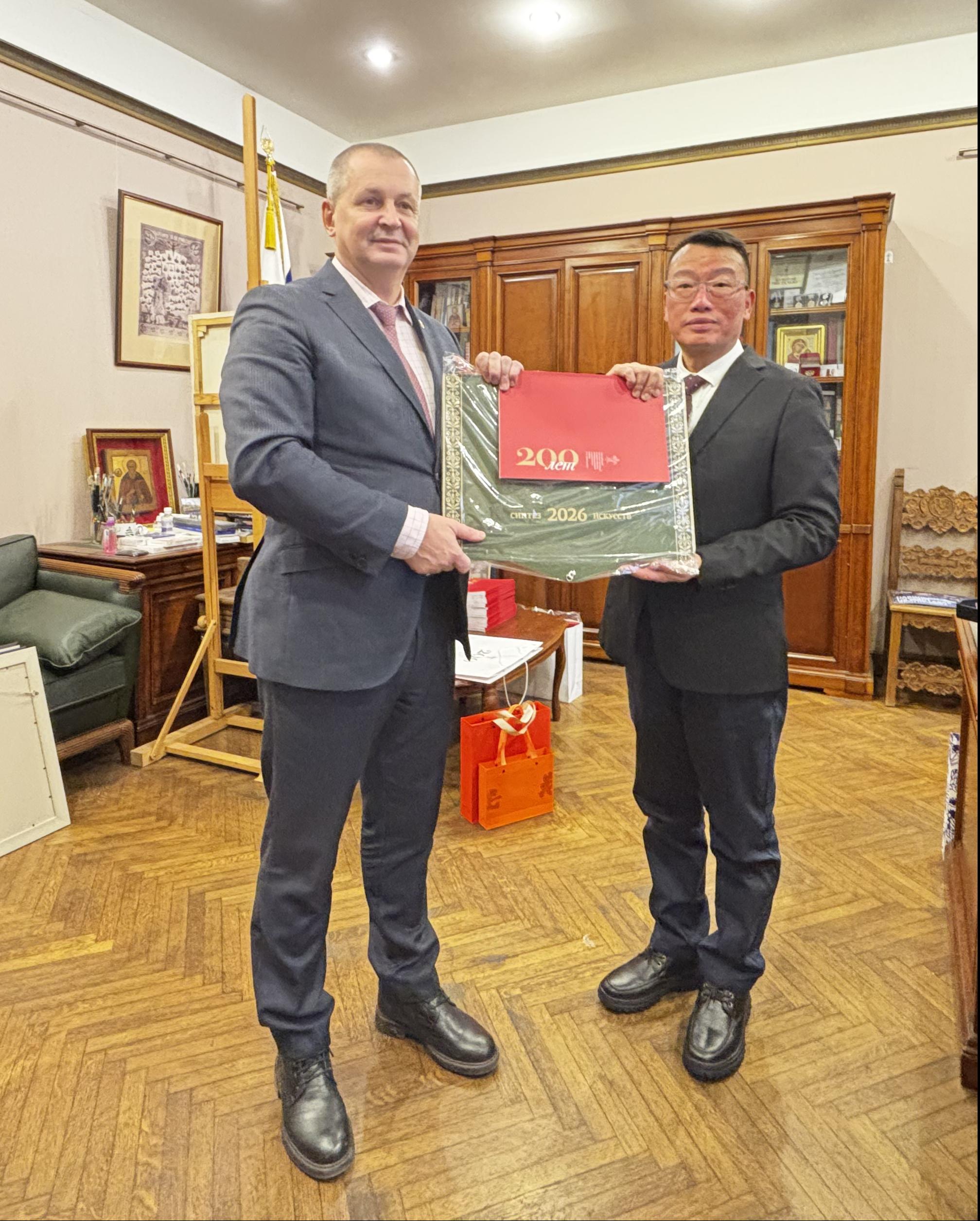 20251225林金强书记与俄罗斯国立工艺美术大学校长库拉索夫互赠礼品厦门工艺美术学院.png