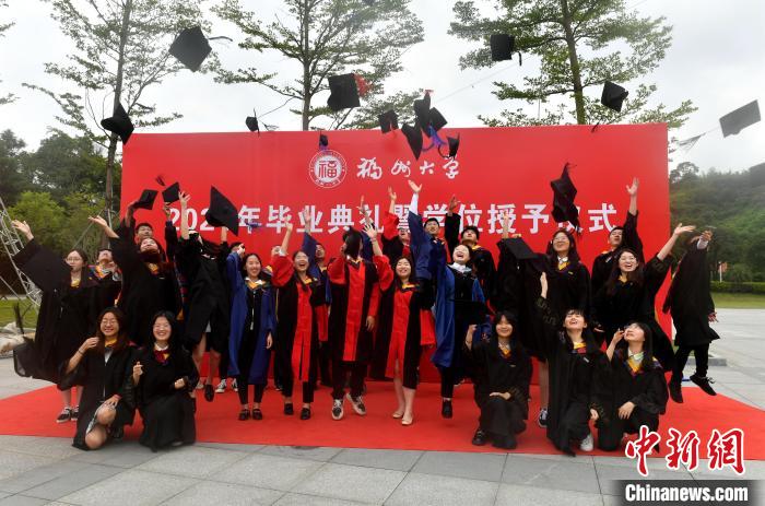 图为毕业生合影留念。 吕明 摄