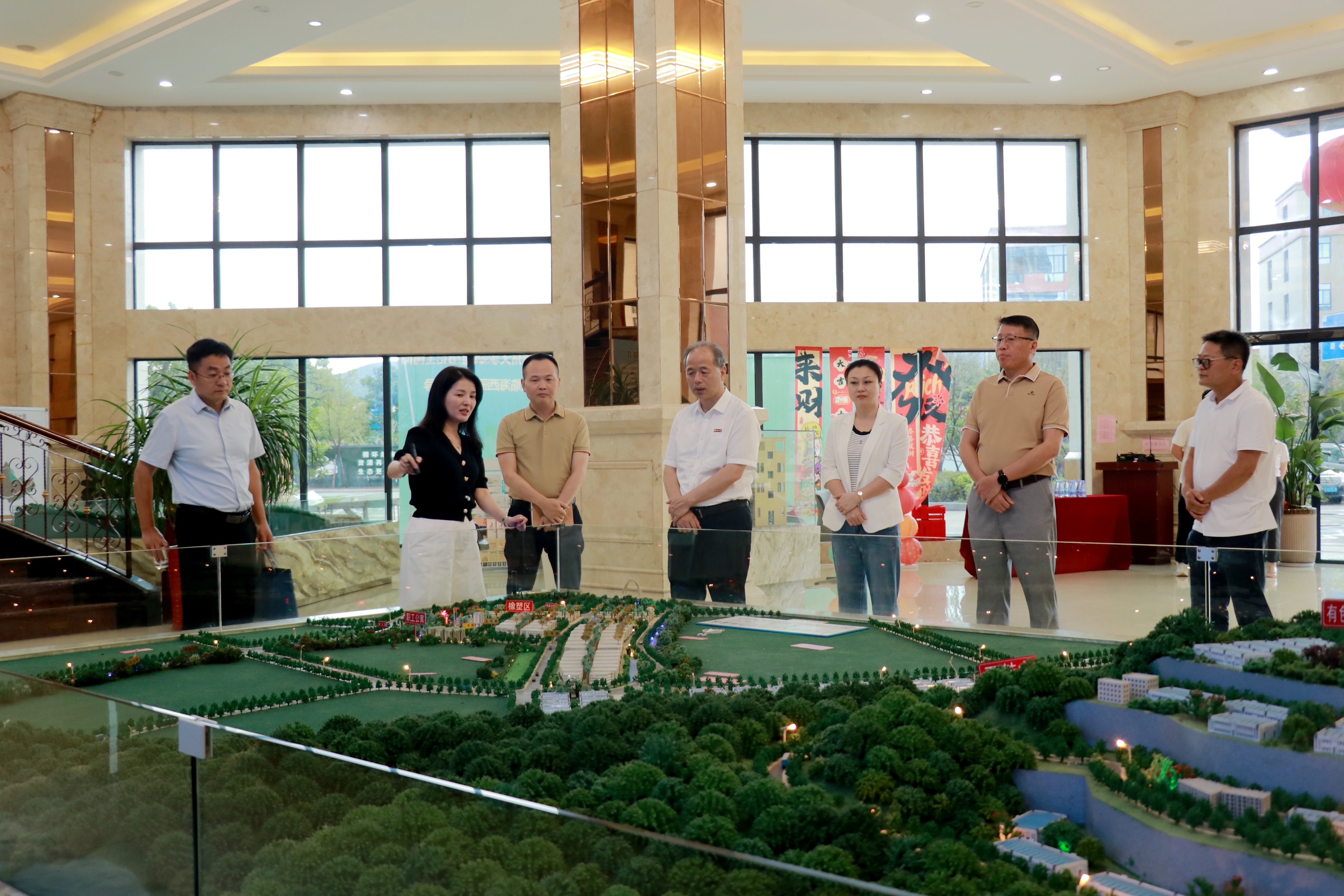 20260610 王向阳副书记一行通过沙盘了解园区情况.jpg