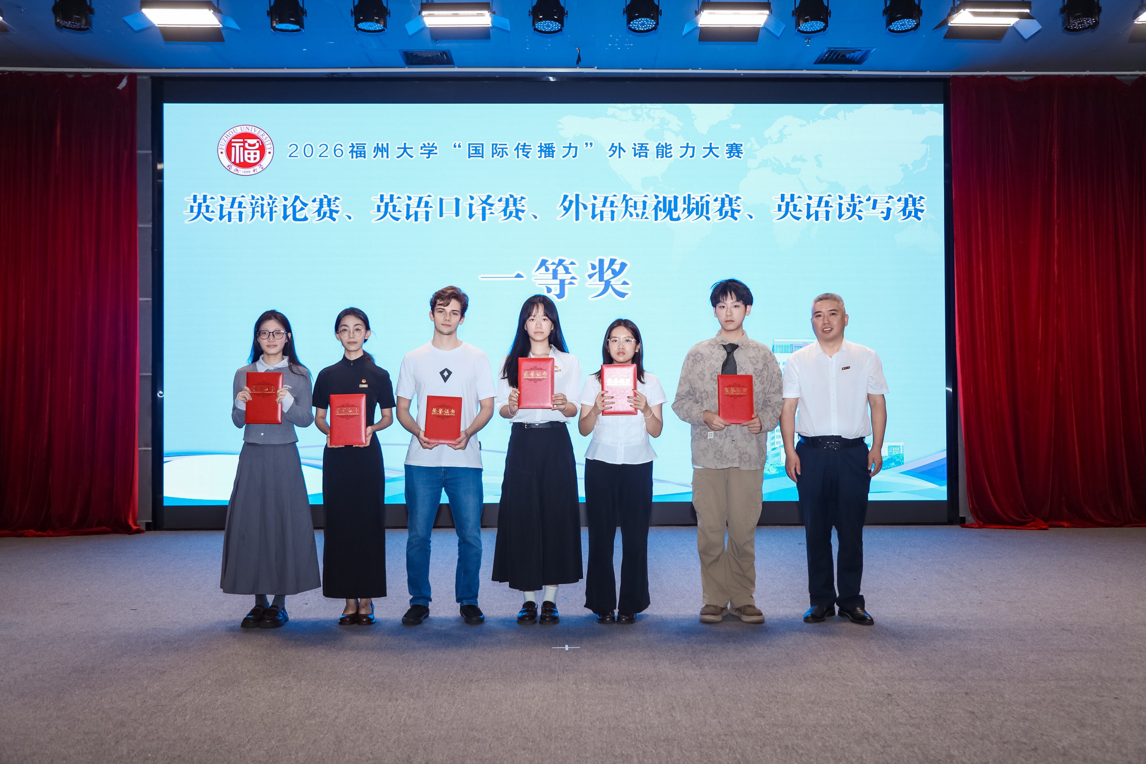 20260606邱挺副校长与获奖选手合影楚玉锁18065141030.jpg