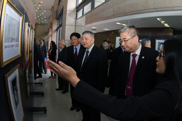 参观卢嘉锡生前图片展 李连富 摄1