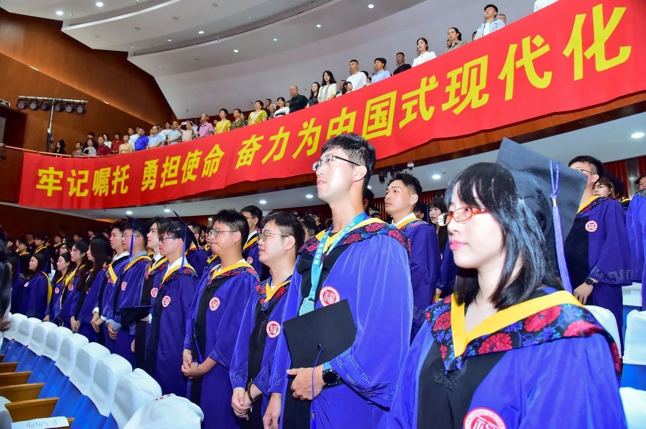 20250611毕业生齐唱国歌.jpg