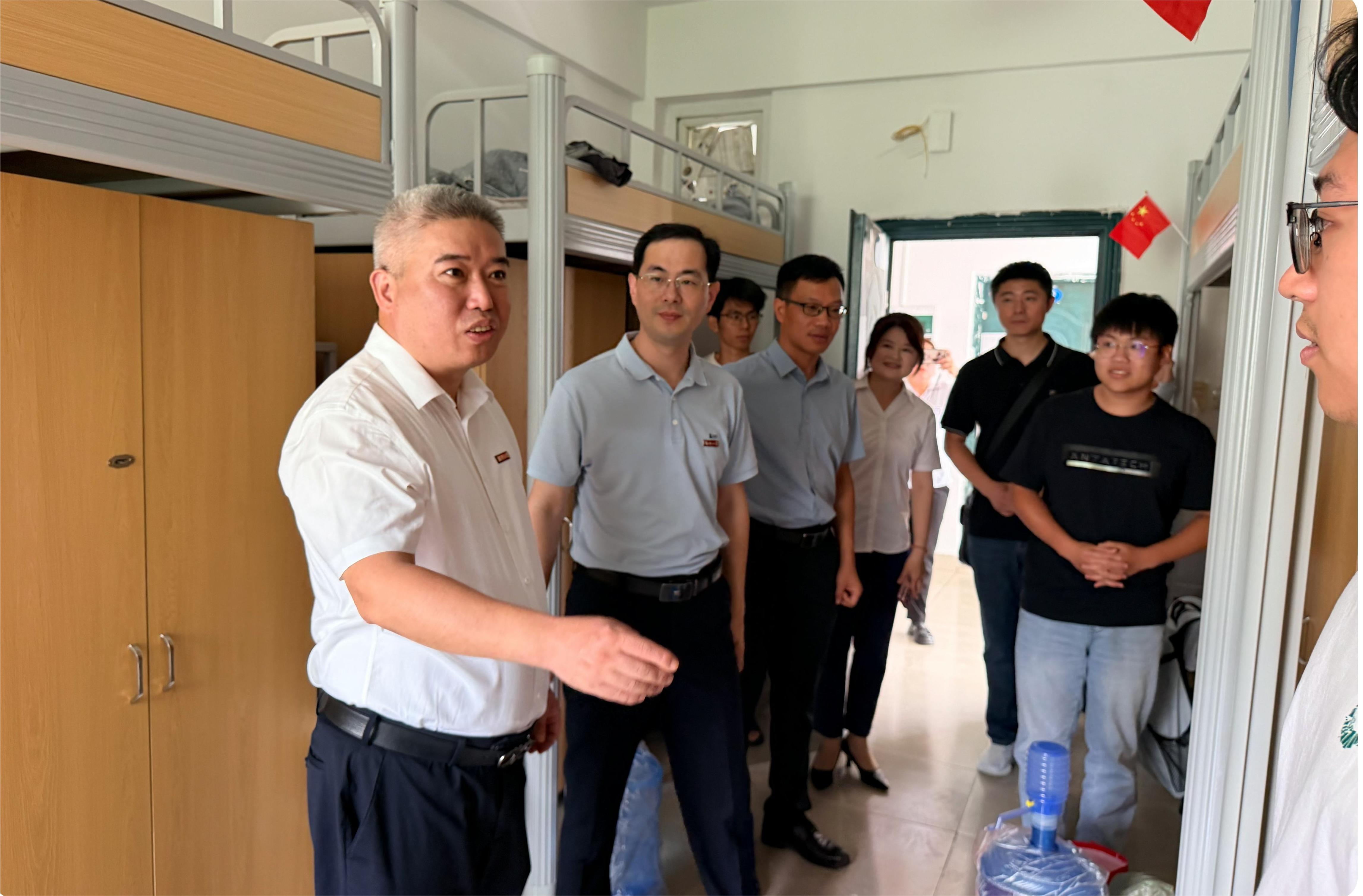 20260830邱挺副校长深入宿舍与学生交流.jpg