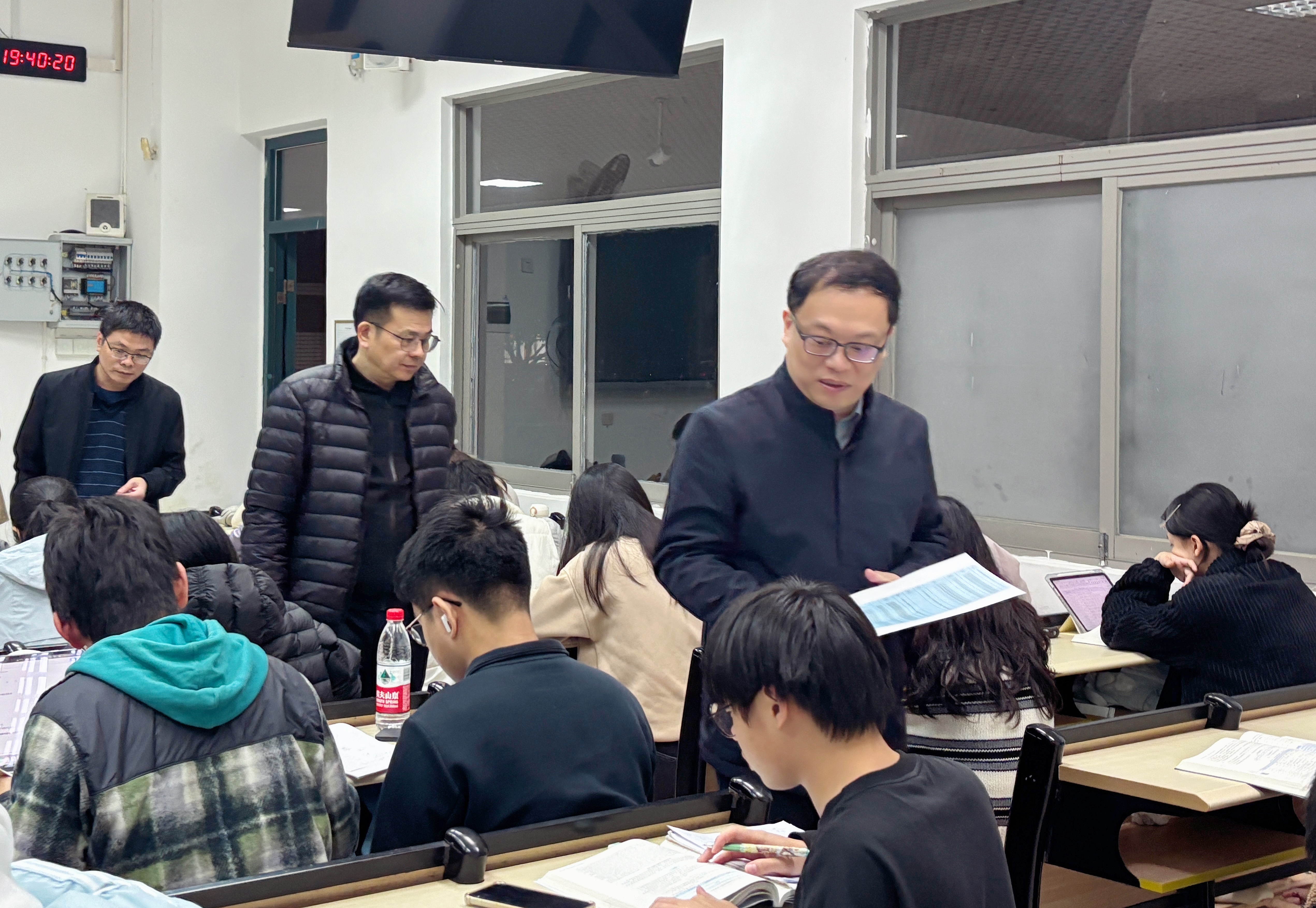 20251223副校长、医学院院长杨黄浩走访了解医学院2025级本科生晚自习情况医学院.jpg