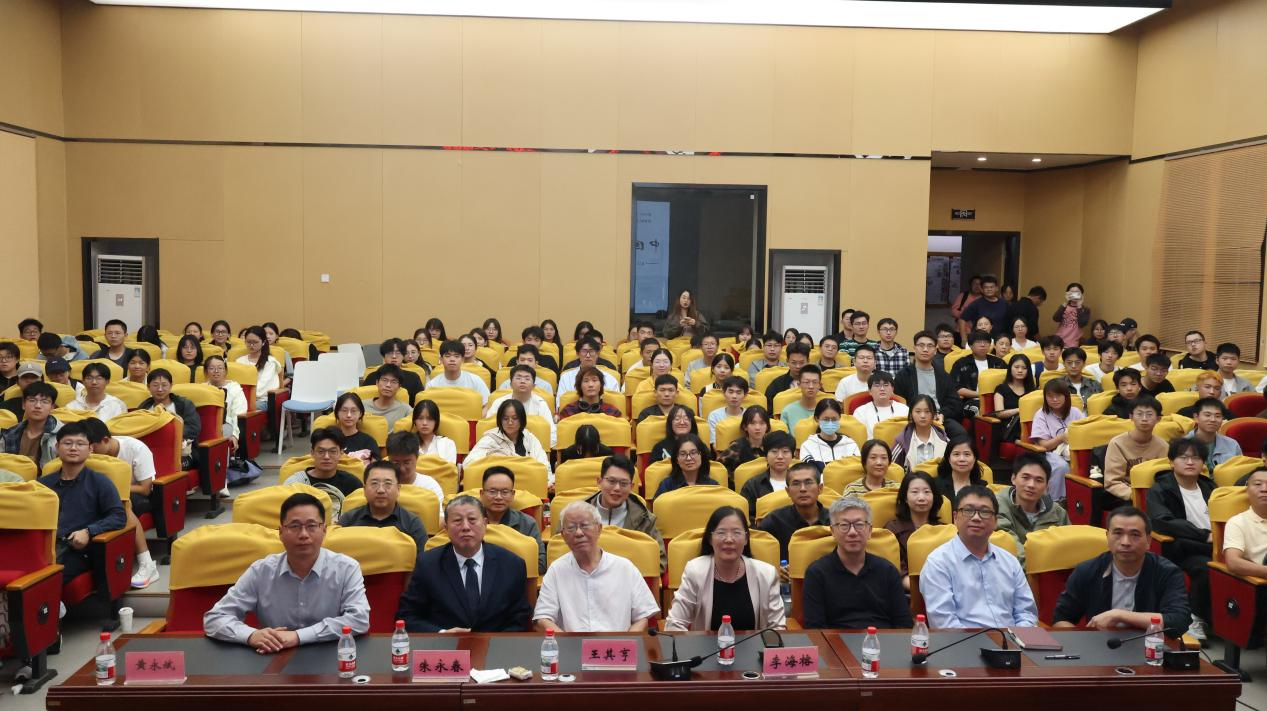 20251024王其亨教授与福大建院师生合影留念.png