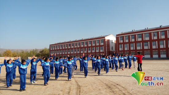 三营中学举行广播体操及队列队形比赛。图为福州大学支教团成员教学生做广播体操。 三营中学举行广播体操及队列队形比赛。图为福州大学支教团成员教学生做广播体操。