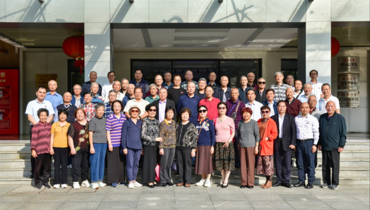20251101物信学院校友返校合影.jpg