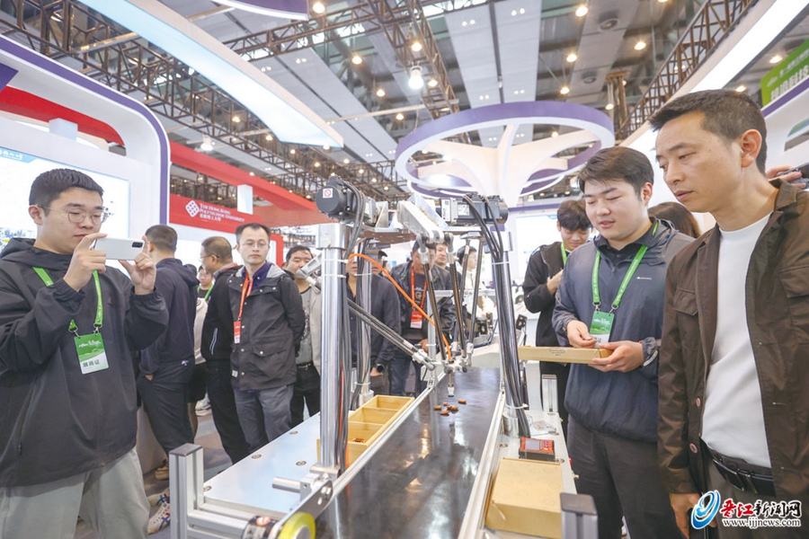 20240411福州大学专馆工作人员向客商展示高速抓取分拣并联机器人.jpg 20240411福州大学专馆工作人员向客商展示高速抓取分拣并联机器人.jpg