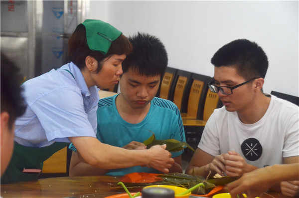 阿姨现场教学 黄素湘摄