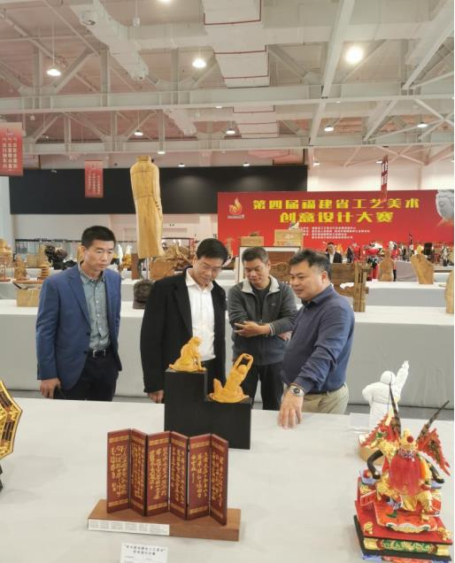 厦门工艺美术学院党委李礼建书记带队赴德化开展合作交流活动-参观第四届福建省工艺美术创意设计大赛作品.png