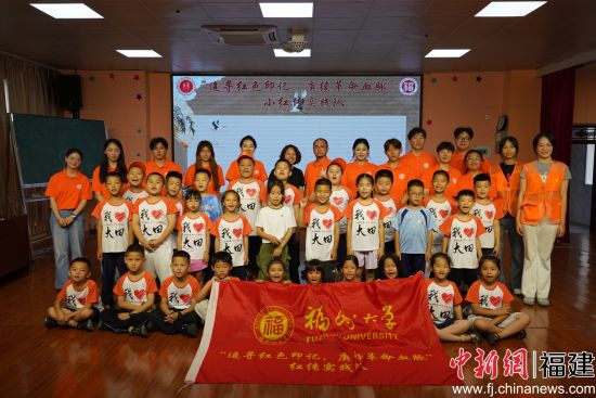 图为实践队合影。