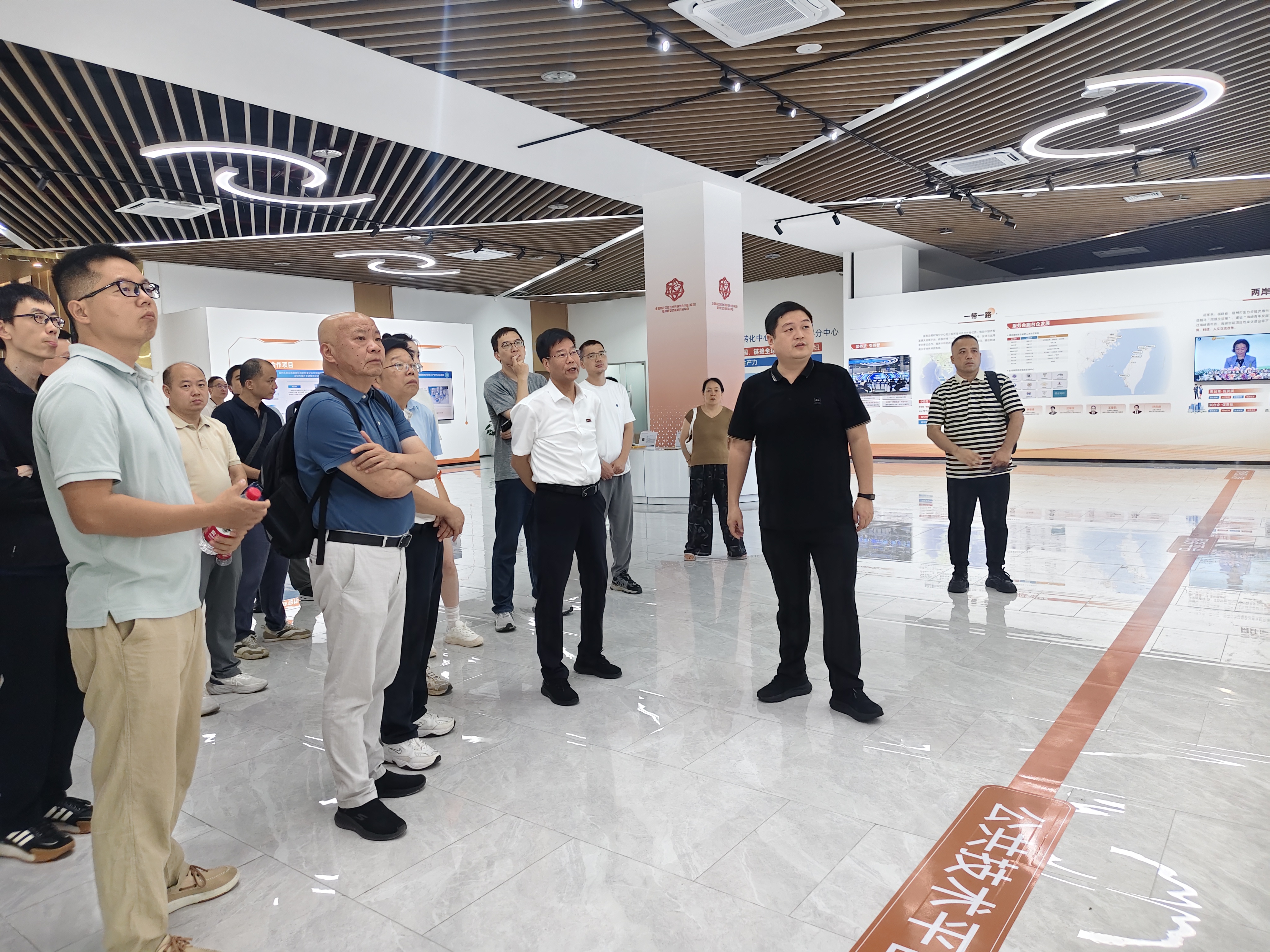 20260710生工学院参观全国高校区域技术转移转化中心（福建）新型功能材料分中心.jpg