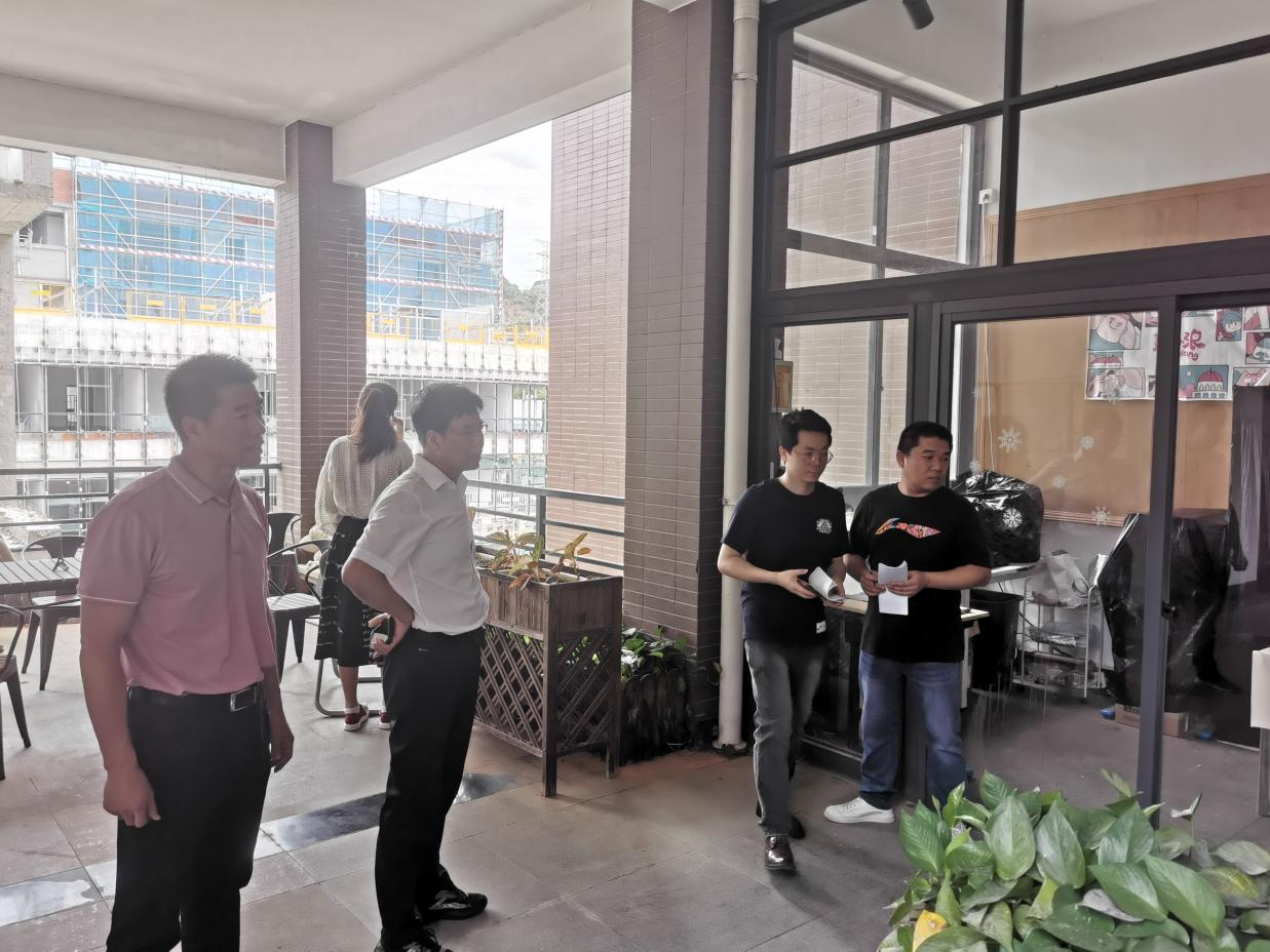 厦门工艺美术学院认真做好台风防范工作-院领导到教学楼查看防台风准备工作情况.png