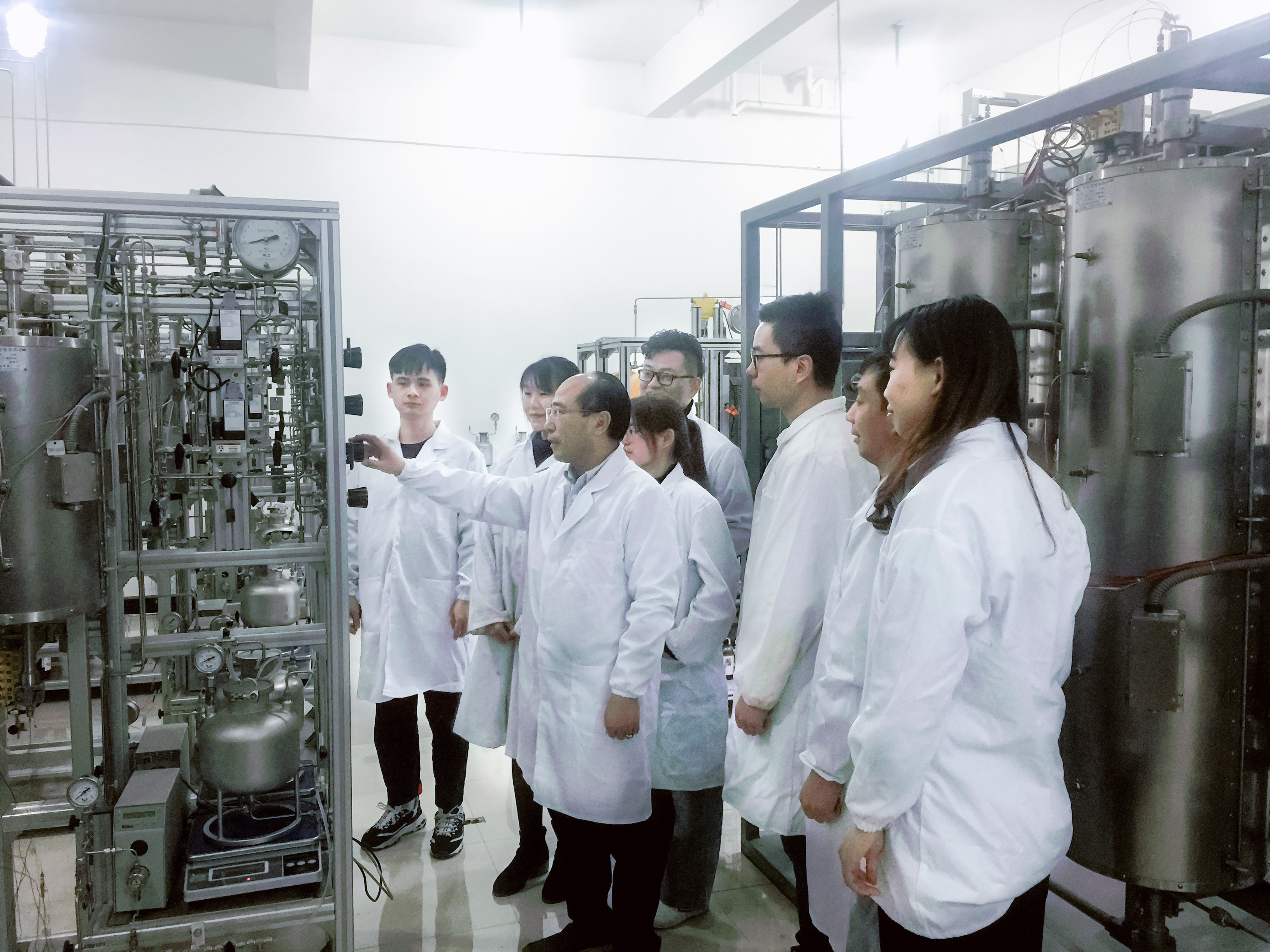 20260709化工学院能源与材料化工党支部成员开展科研攻关化工学院.jpg
