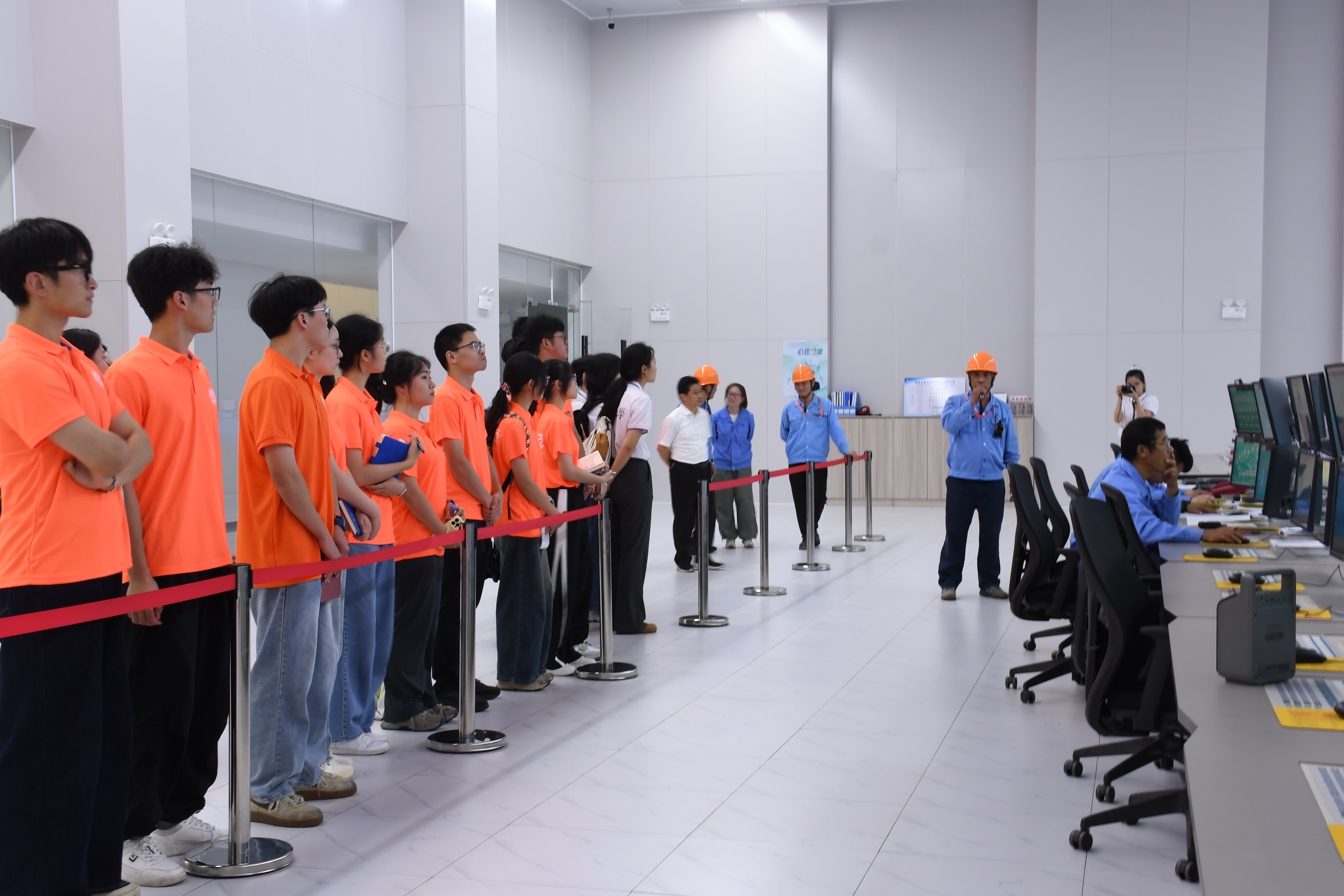 20250802实践队在东莹化工参观调研企业中控室化工学院.JPG
