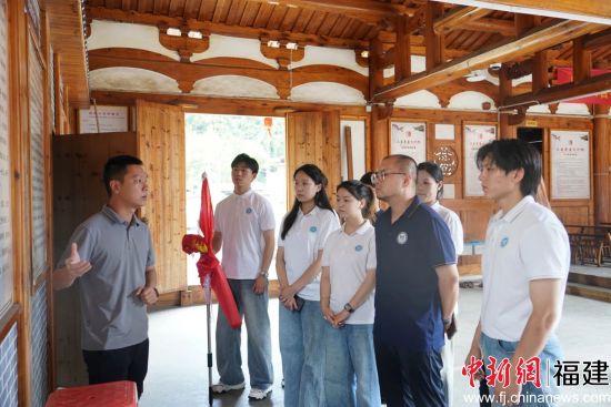 图为实践队成员在大田县上京镇梅林村调研。