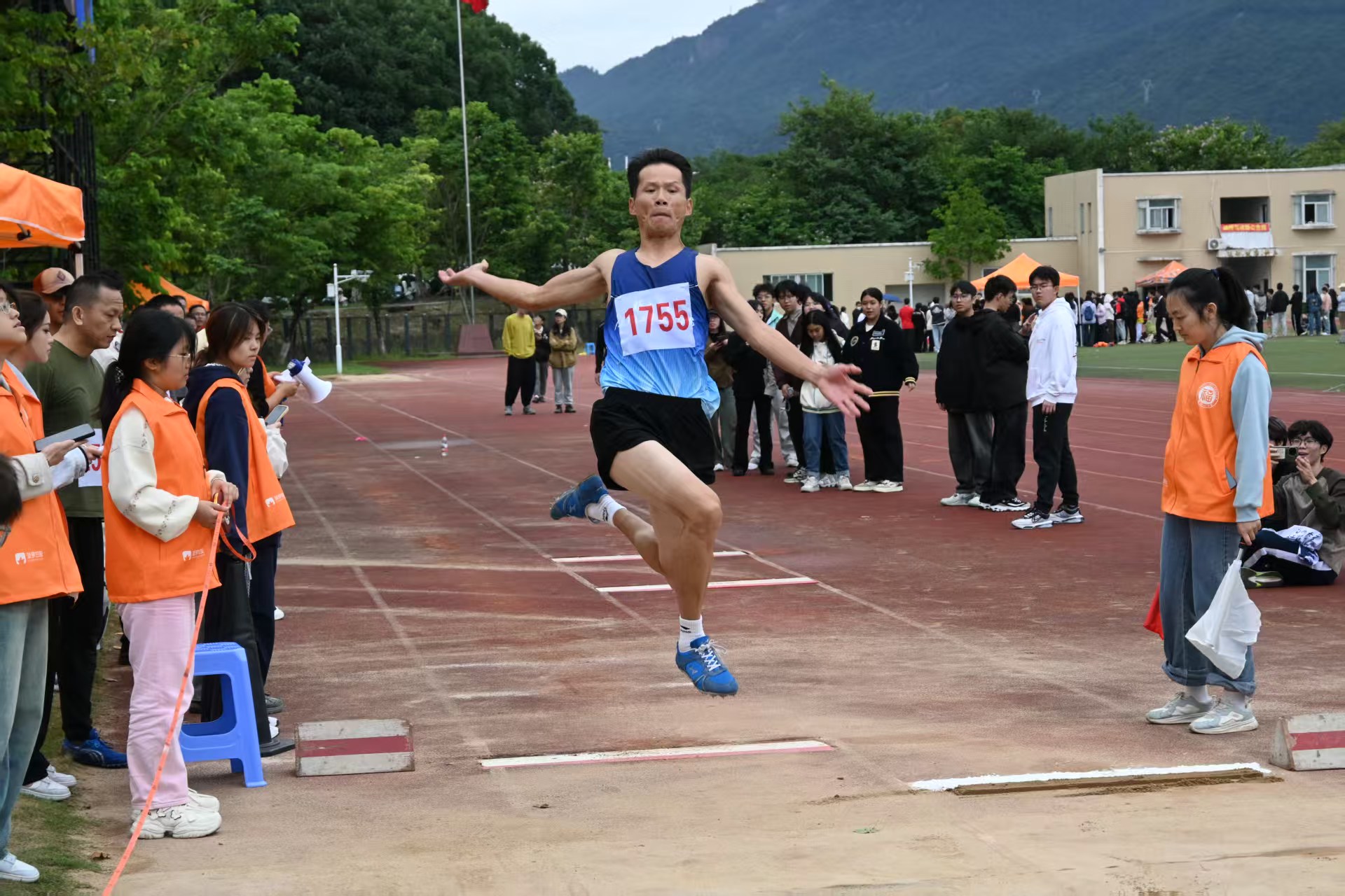 20251113男教中跳远 融媒体中心视觉传媒部 高如峰摄.jpg