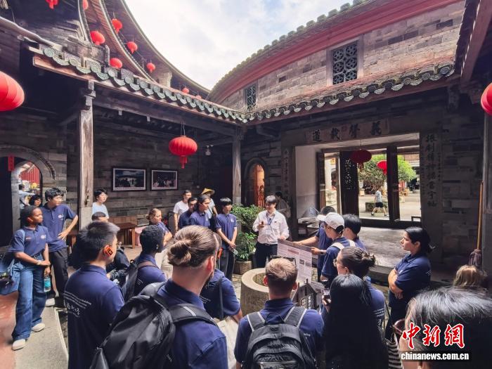 20260705中新社-多国土木学者探访福建土楼感受东方建筑奇迹.jpg