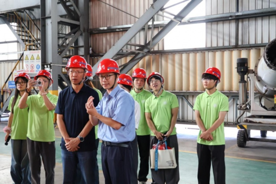 实践队在三钢集团六号高炉现场观摩学习
