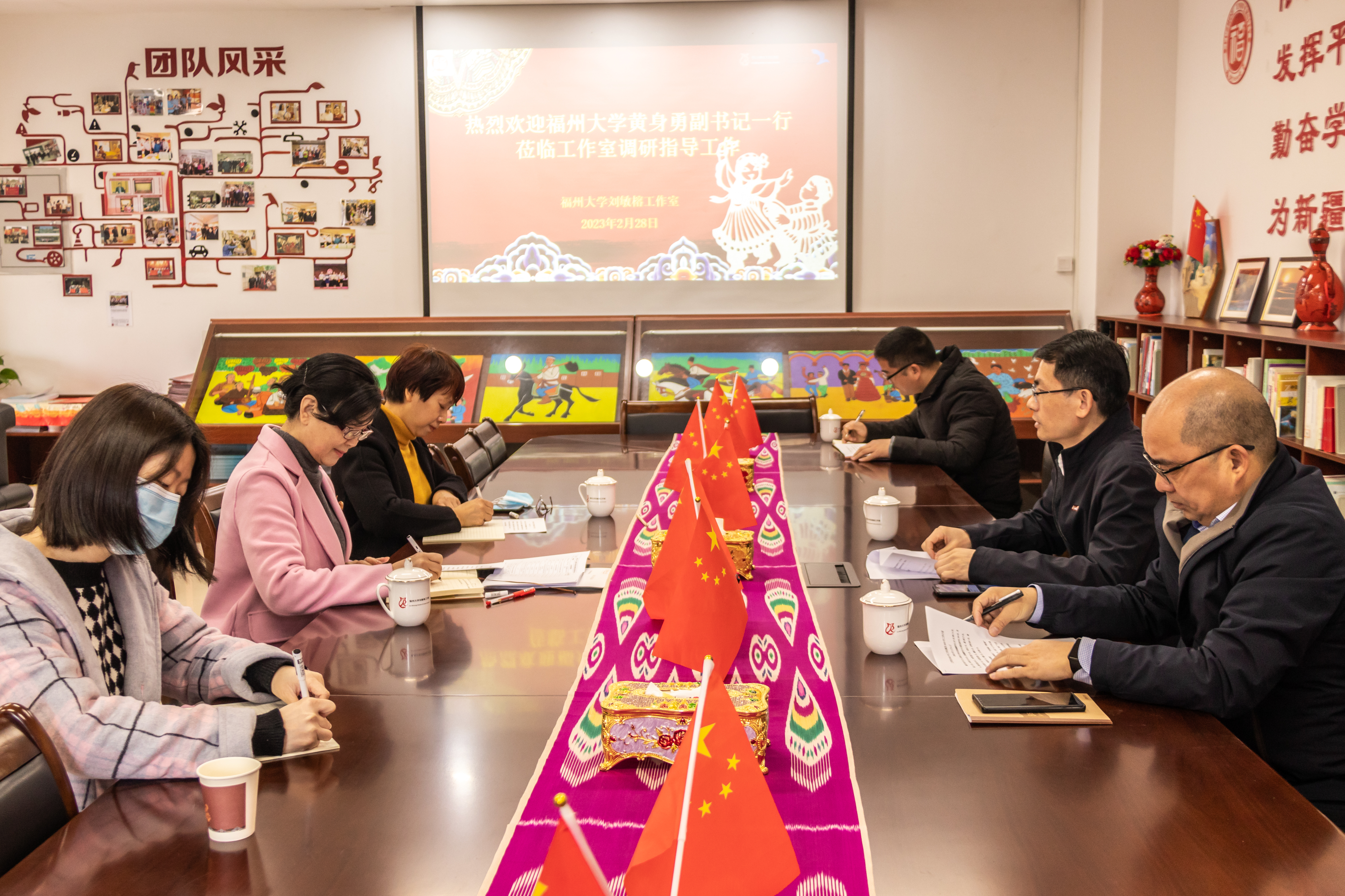福州大学党委黄身勇副书记在刘敏榕工作室调研——张敏.jpg 福州大学党委黄身勇副书记在刘敏榕工作室调研——张敏.jpg