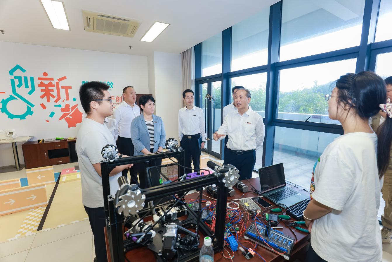 20250919王向阳副书记调研晋江校区学生自主创新中心