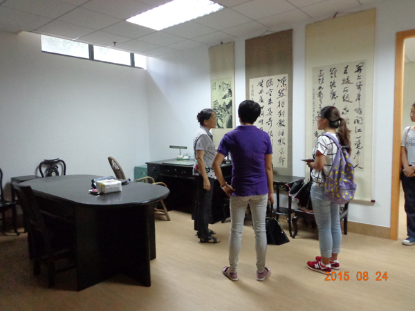 卢葛覃老师带领实践队的成员参观了完全仿造卢嘉锡先生生前工作室的珍藏馆1
