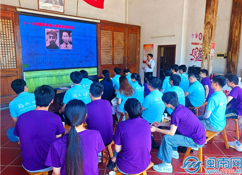 20240716在车本红色文化活动中心，义务宣讲员、退役军人翟永学向队员们介绍闽南苏区.jpg