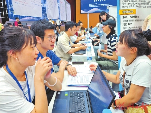 我市举办夏季毕业生专场招聘会