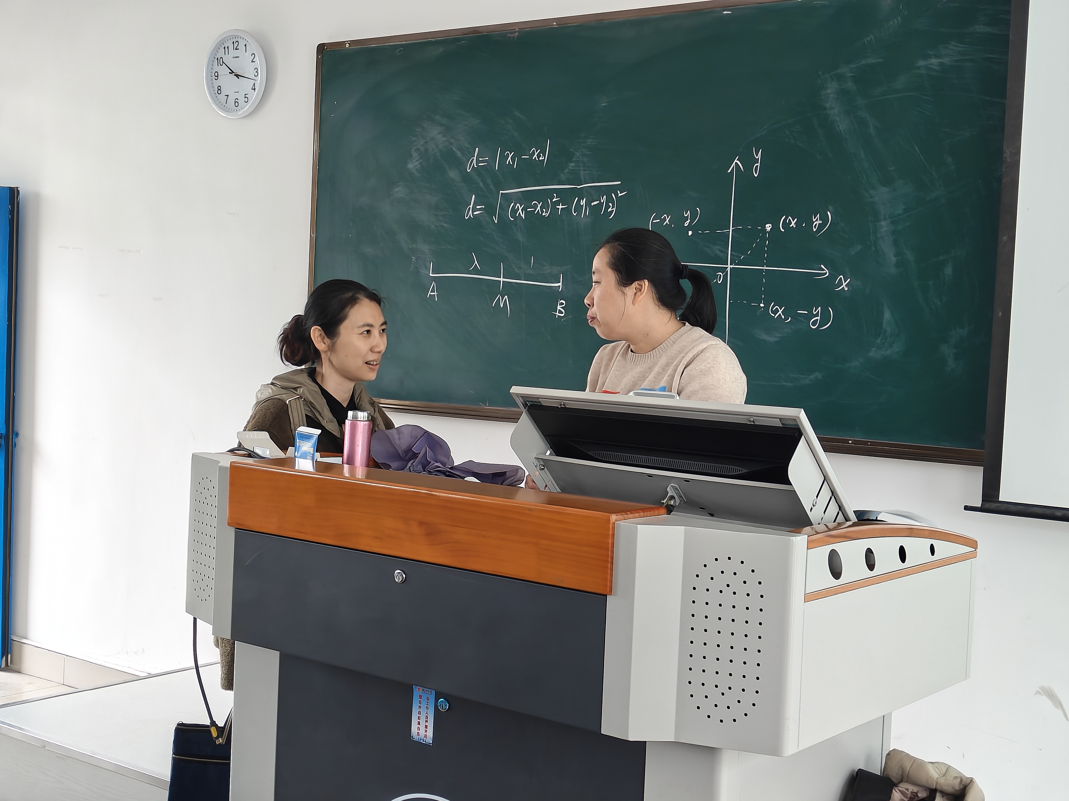 20260304蒋林娟副书记下课堂化工学院2.jpg
