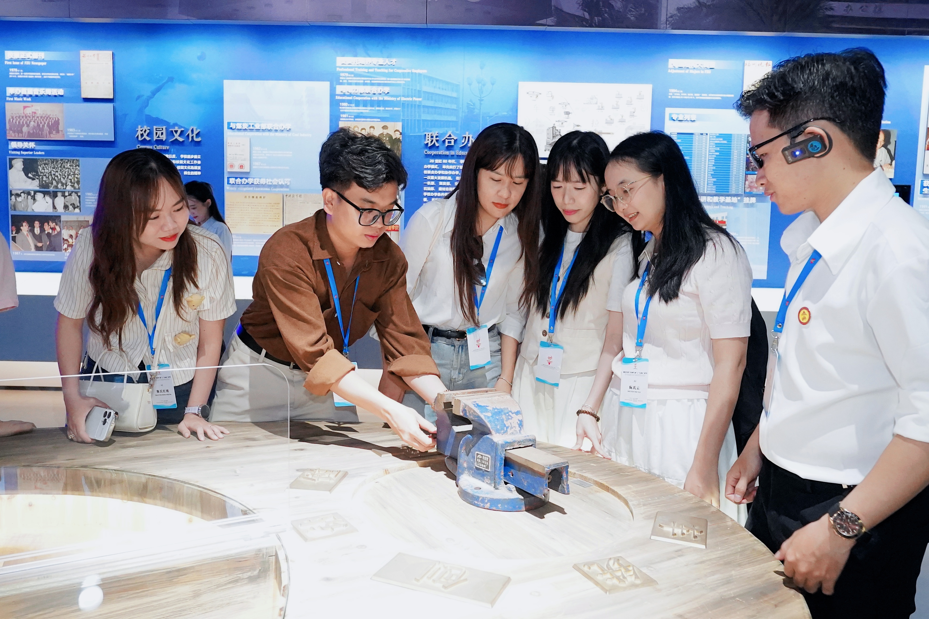20260710中越青年代表参观福州大学校史馆.jpg
