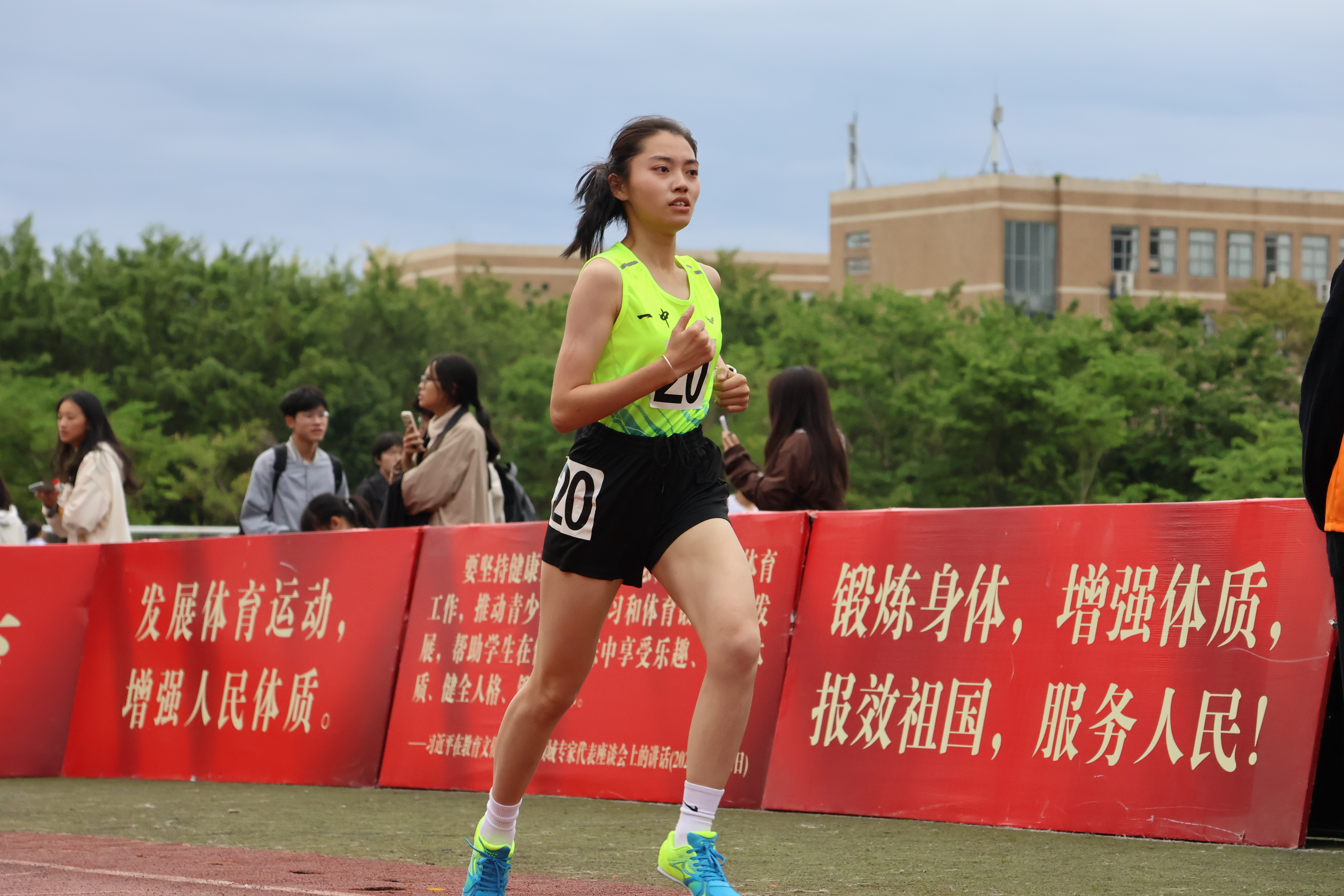 20251113女学乙1500m丘奕涛摄.JPG