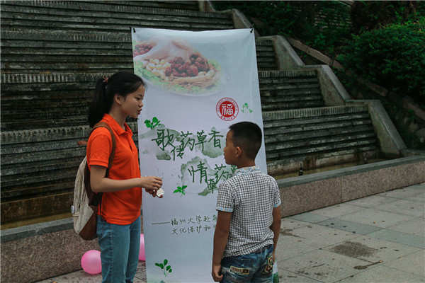 实践队员向咨询的孩子解惑