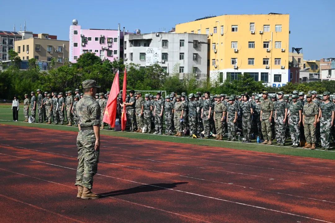 福州大学厦门工艺美术学院2021级和2022级学生军训正式开训-5.png