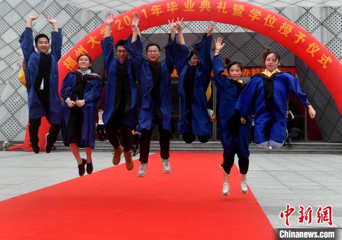 图为毕业生合影留念。 吕明 摄