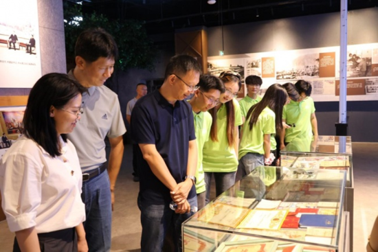 实践队在1958工业记忆馆参观学习