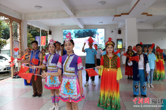 实践队与宁德市民族中学学生快闪合唱《我和我的祖国》及《爱我中华》。吴佳丽 摄