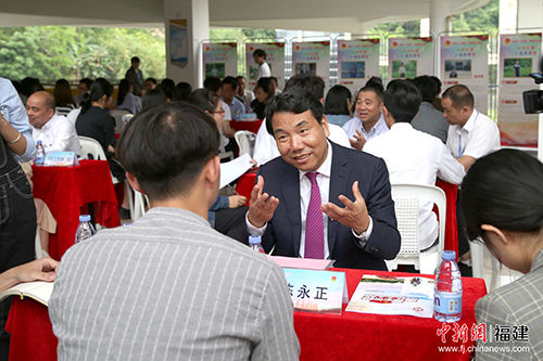 福州大学校领导与学生们在福州大学学生活动中心展开了一场别开生面的交流。福州大学 供图 福州大学校领导与学生们在福州大学学生活动中心展开了一场别开生面的交流。福州大学 供图