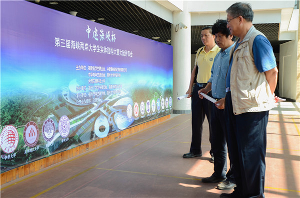 会场全景与三位专家 王子悦摄