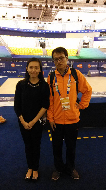 一名受到帮助的观众与经管志愿者合影_副本