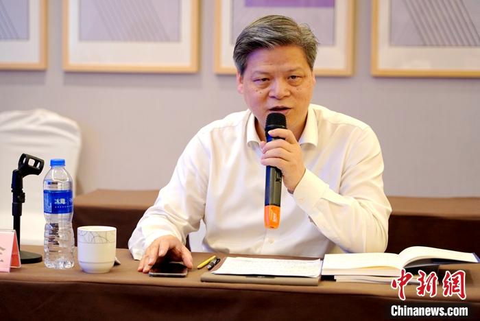 《闽商蓝皮书·闽商发展报告(2021)》启动暨闽商与新经济研讨会现场,闽商蓝皮书主编、<a target='_blank' href='http://www.chinanews.com/'>中新社</a>福建分社社长徐德金正在发言。叶秋云 摄