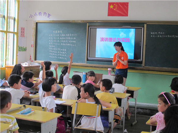 高统彤在和孩子互动交流演讲