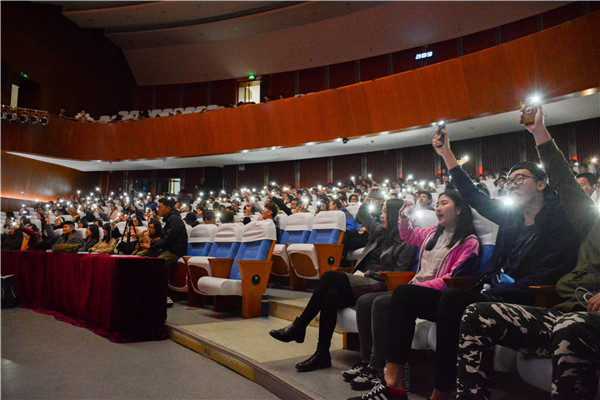 全场举手电筒 郑曼如摄_看图王