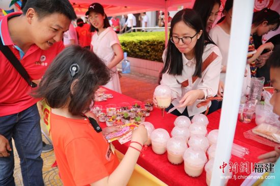 2孩子们可以通过玩游戏获得的代金券,兑换各式零食。蓝苗 2孩子们可以通过玩游戏获得的代金券,兑换各式零食。蓝苗