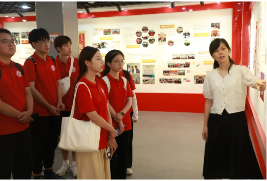 20240711讲解员为实践队师生讲解蓉中村发展历程.png