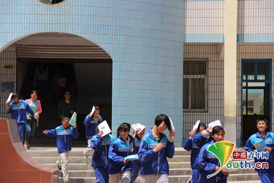 福州大学支教团三营中学开展地震逃生演练。图为学生们从教室有序疏散撤离。 福州大学支教团三营中学开展地震逃生演练。图为学生们从教室有序疏散撤离。