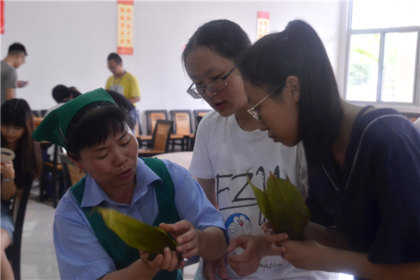 阿姨现场教学 黄素湘摄