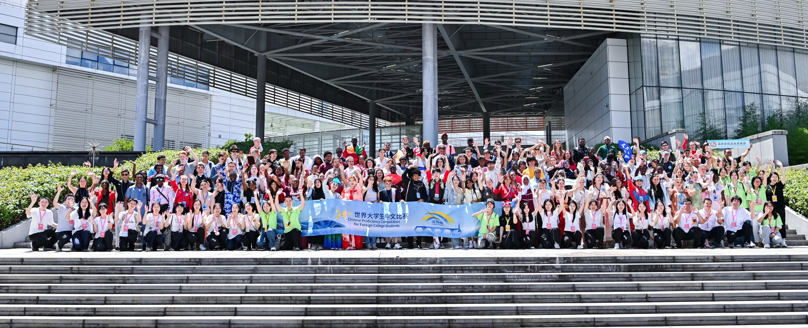 “汉语桥”选手和志愿者们合影